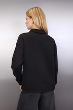 Siyah Yakası Taş Detaylı Oversize/Geniş Kalıp Örme Sweatshirt TWOAW26SW00121