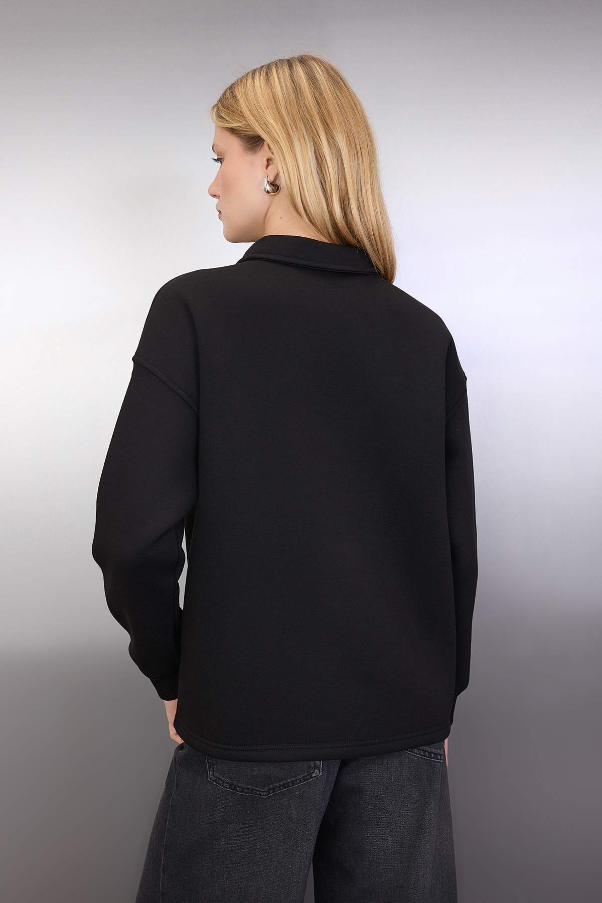 Siyah Yakası Taş Detaylı Oversize/Geniş Kalıp Örme Sweatshirt TWOAW26SW00121