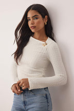 Trendyolmilla Kahverengi Fitted/Vücuda Oturan Aksesuar Detaylı Dokulu Uzun Kollu Esnek Örme Bluz TWOAW26BZ00134