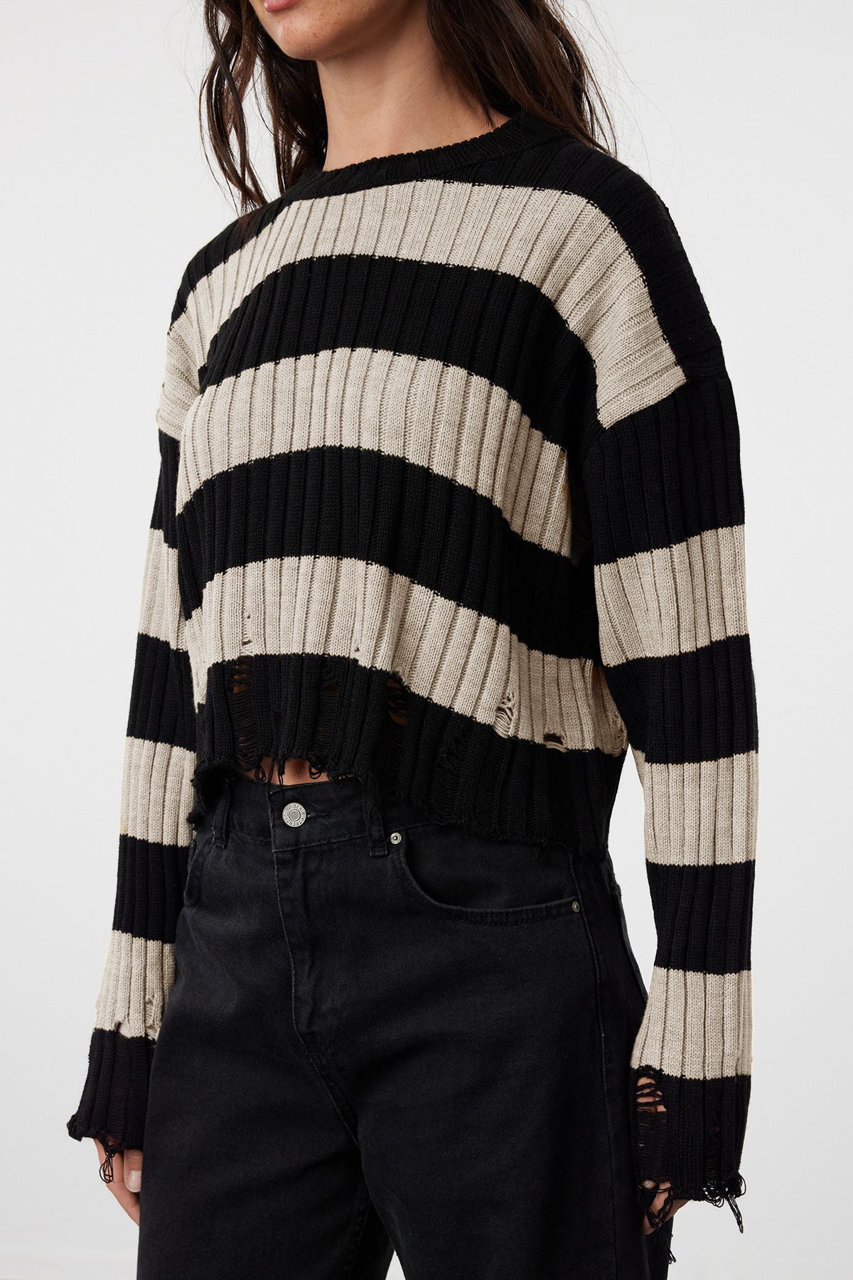 Trendyolmilla Siyah Crop Geniş Kalıp Çizgili Triko Kazak TWOAW24KZ00905