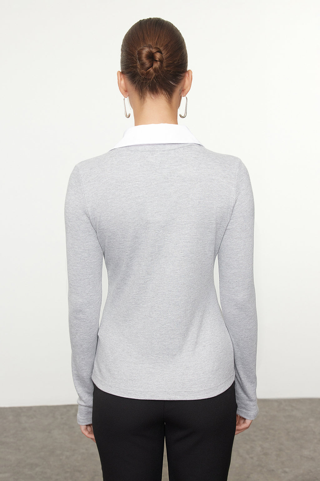 Trendyolmilla Gri Melanj Dokuma Detaylı Gömlek Yaka Regular/Normal Kalıp Örme Bluz TWOAW25BZ00035