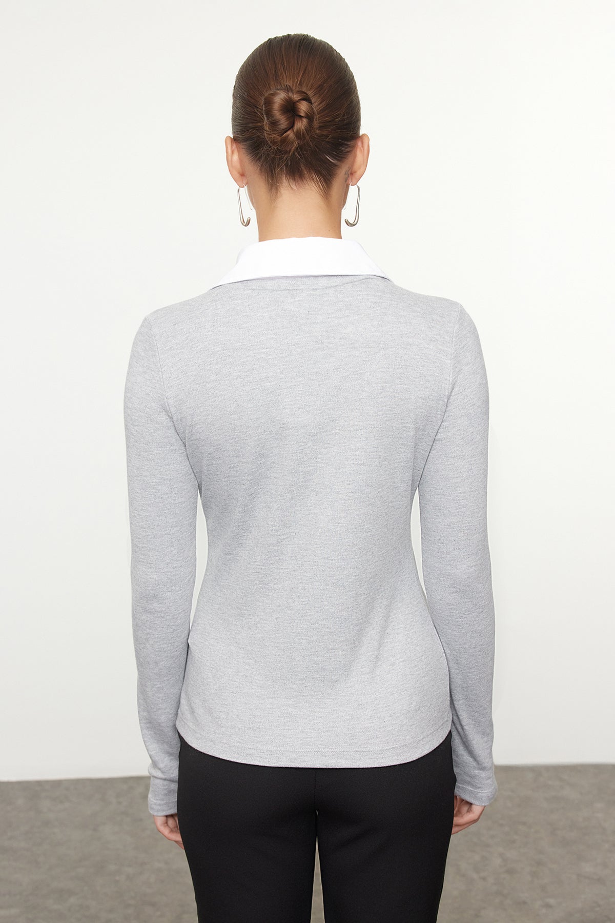 Trendyolmilla Gri Melanj Dokuma Detaylı Gömlek Yaka Regular/Normal Kalıp Örme Bluz TWOAW25BZ00035