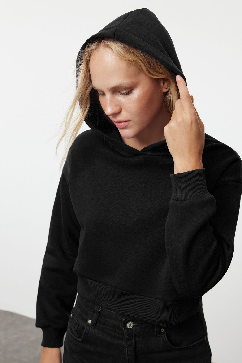 Trendyolmilla Siyah Kalın İçi Polarlı Kapüşonlu Rahat Kesim Crop Basic Örme Sweatshirt TWOAW24SW00105