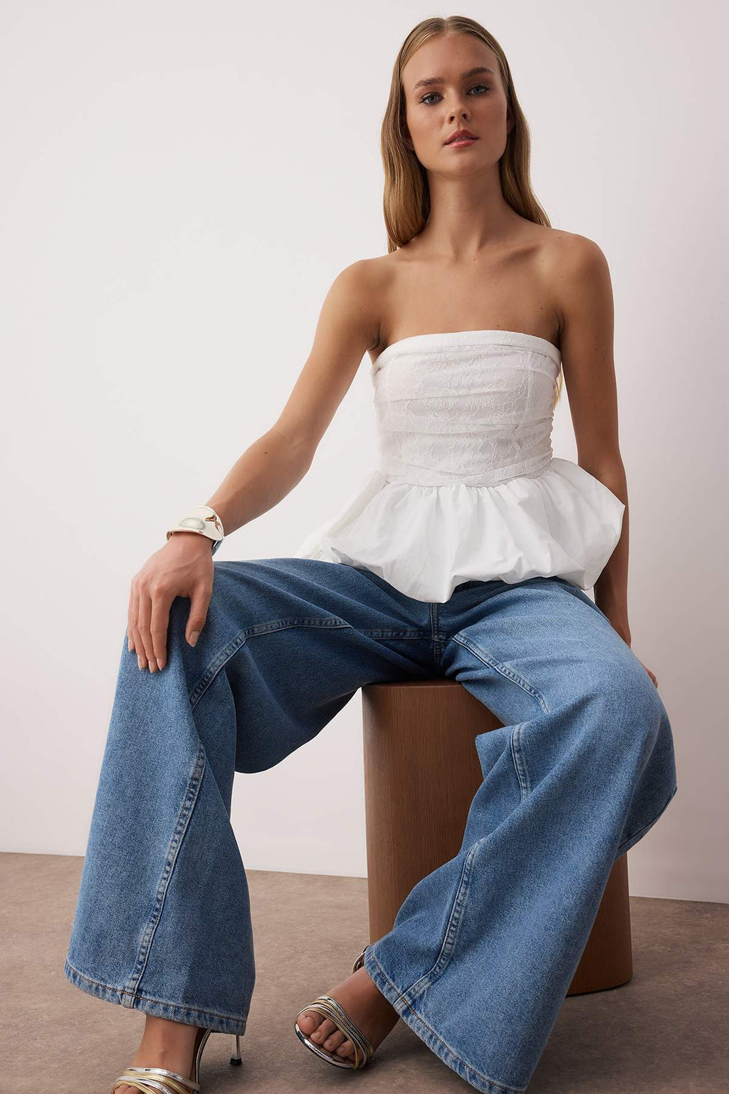 Beyaz Straplez Dantel Detaylı Peplum Party Bluz TPRAW26BZ00004