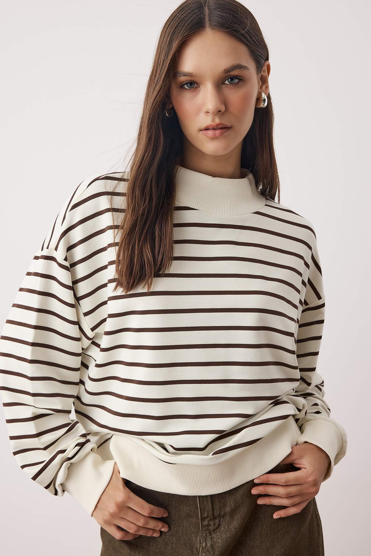 Trendyolmilla Zümrüt Yeşili Çizgili Oversize/Geniş Kalıp Örme Sweatshirt TWOAW26SW00102