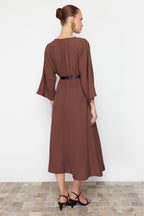 Trendyolmilla Kahverengi Kemerli A-line Kruvaze Yakalı Aerobin Boho Midi Dokuma Elbise TWOSS24EL00992
