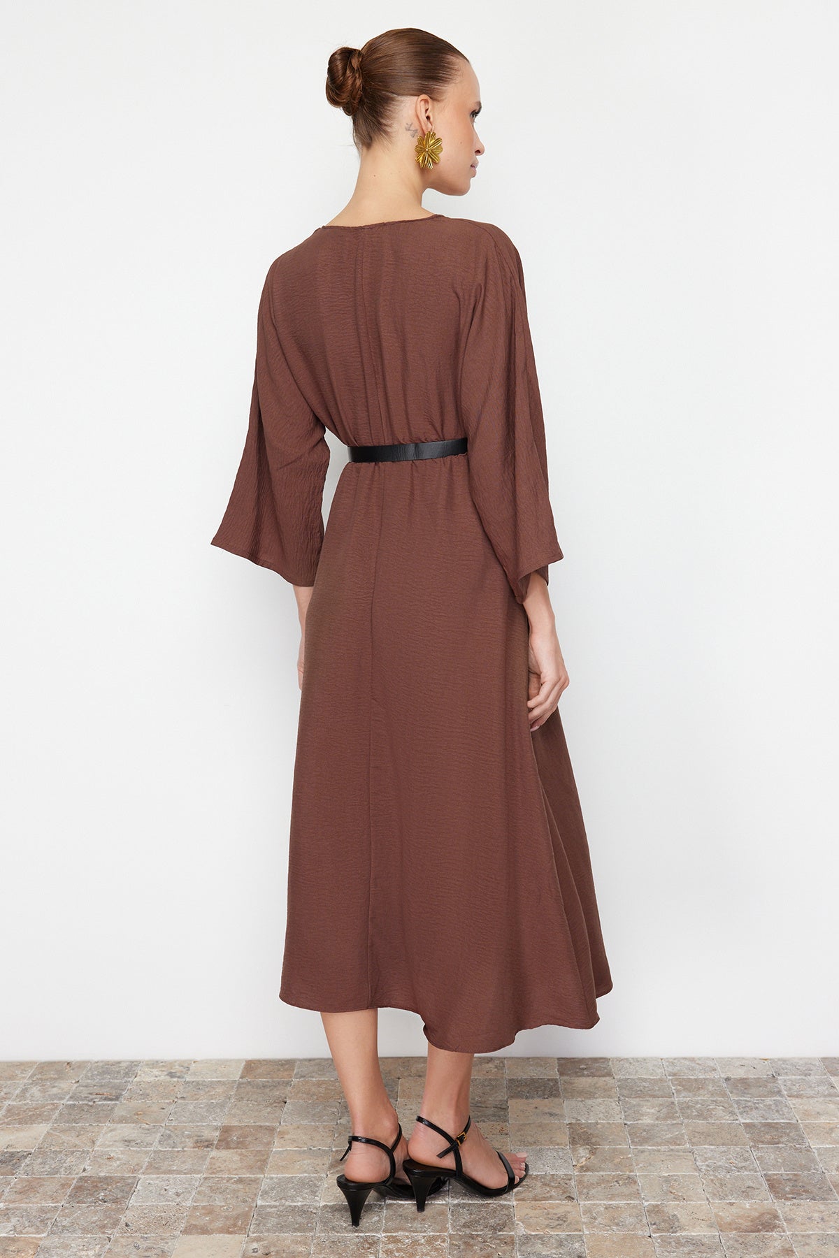 Trendyolmilla Kahverengi Kemerli A-line Kruvaze Yakalı Aerobin Boho Midi Dokuma Elbise TWOSS24EL00992