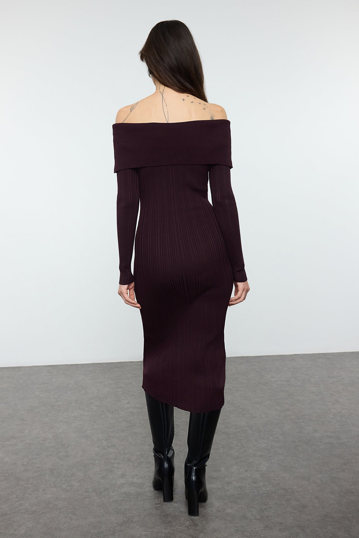 Trendyolmilla Kahverengi Midi Triko Basic Carmen Yaka Elbise TWOAW25EL00033