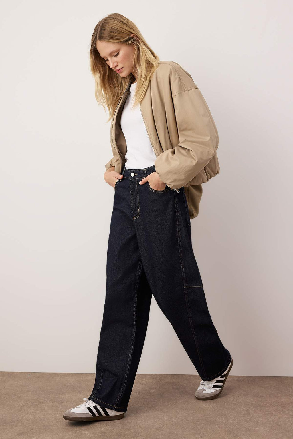 Koyu Mavi Yüksek Bel Dikiş Detaylı Barrel Jeans TWOAW26JE00237