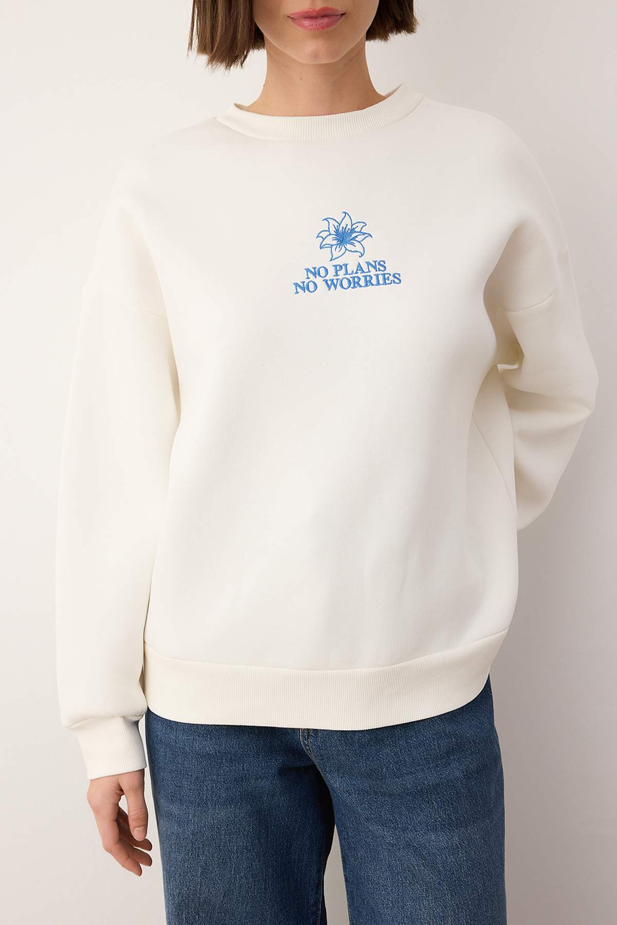 Teen Ekru Kalın İçi Polarlı Çiçek Nakışlı Bisiklet Yaka Oversize Örme Sweatshirt TWOAW26SW00154