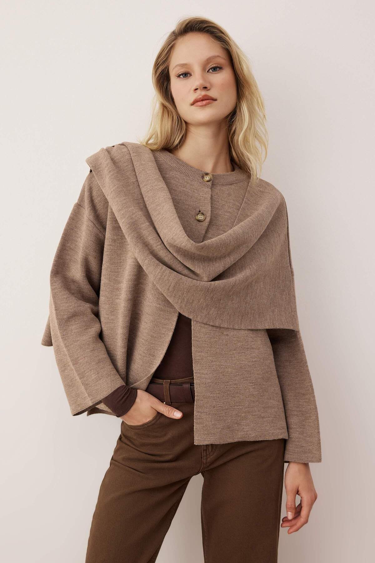 Trendyolmilla Vücut Seçmeyen Vizon Süper Oversize/Geniş Kalıp Şal Detaylı Triko Panço TWOAW26KZ00160