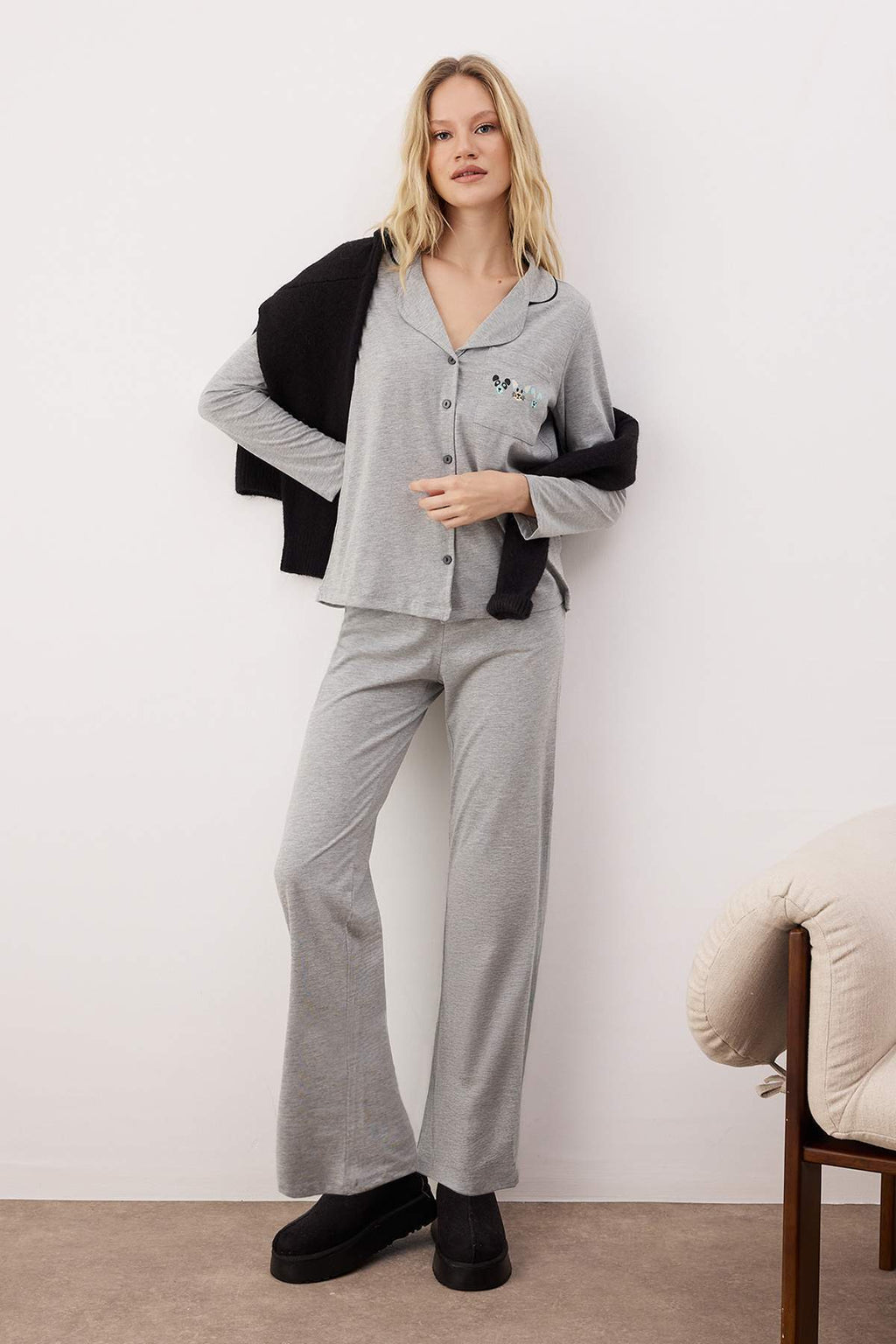 Trendyolmilla Gri %100 Pamuklu Biye ve Cep Detaylı Baskılı Örme Pijama Takımı THMAW22PT0785