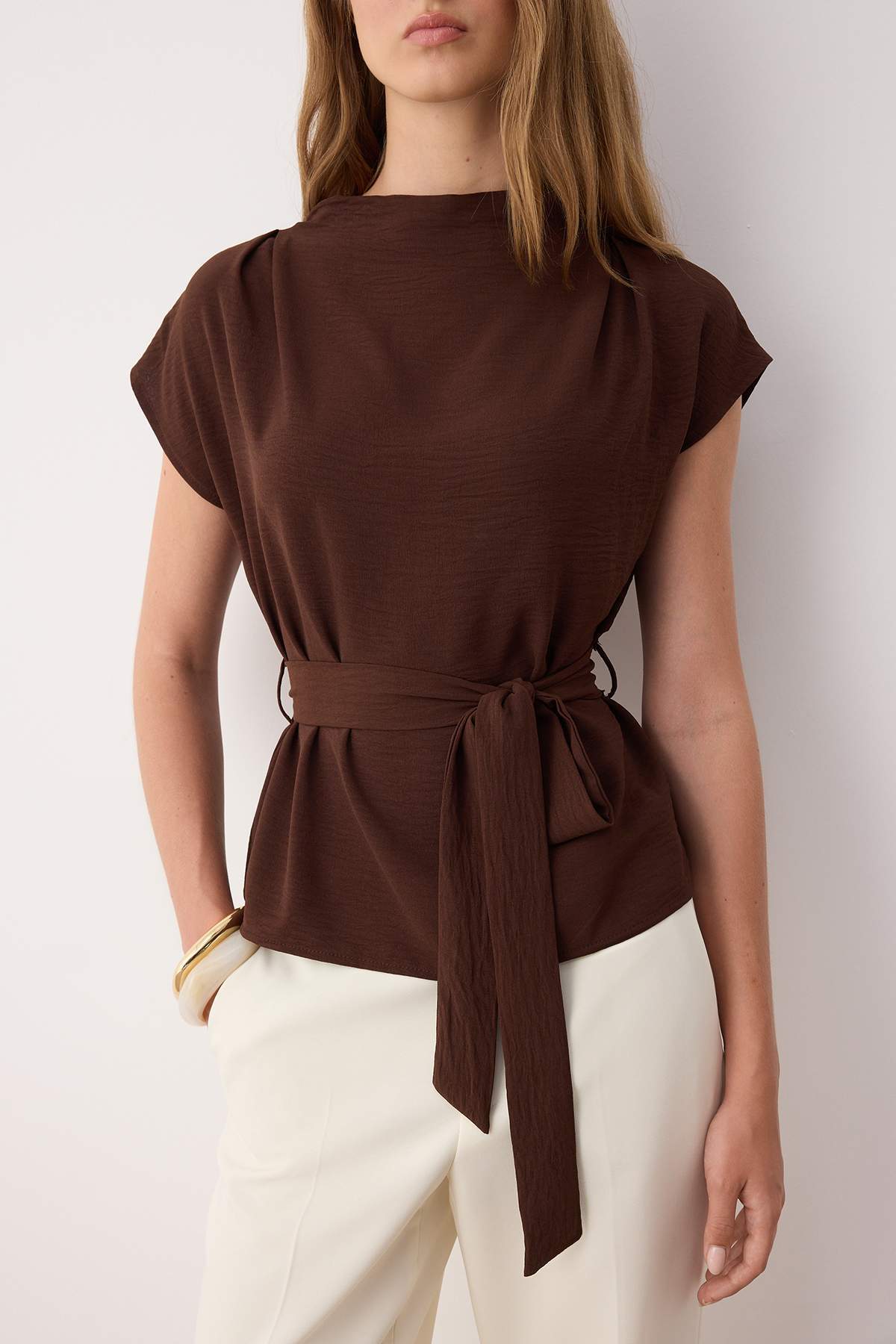 Trendyolmilla Siyah Kolsuz Kuşaklı Dokuma Bluz TWOAW26BZ00057