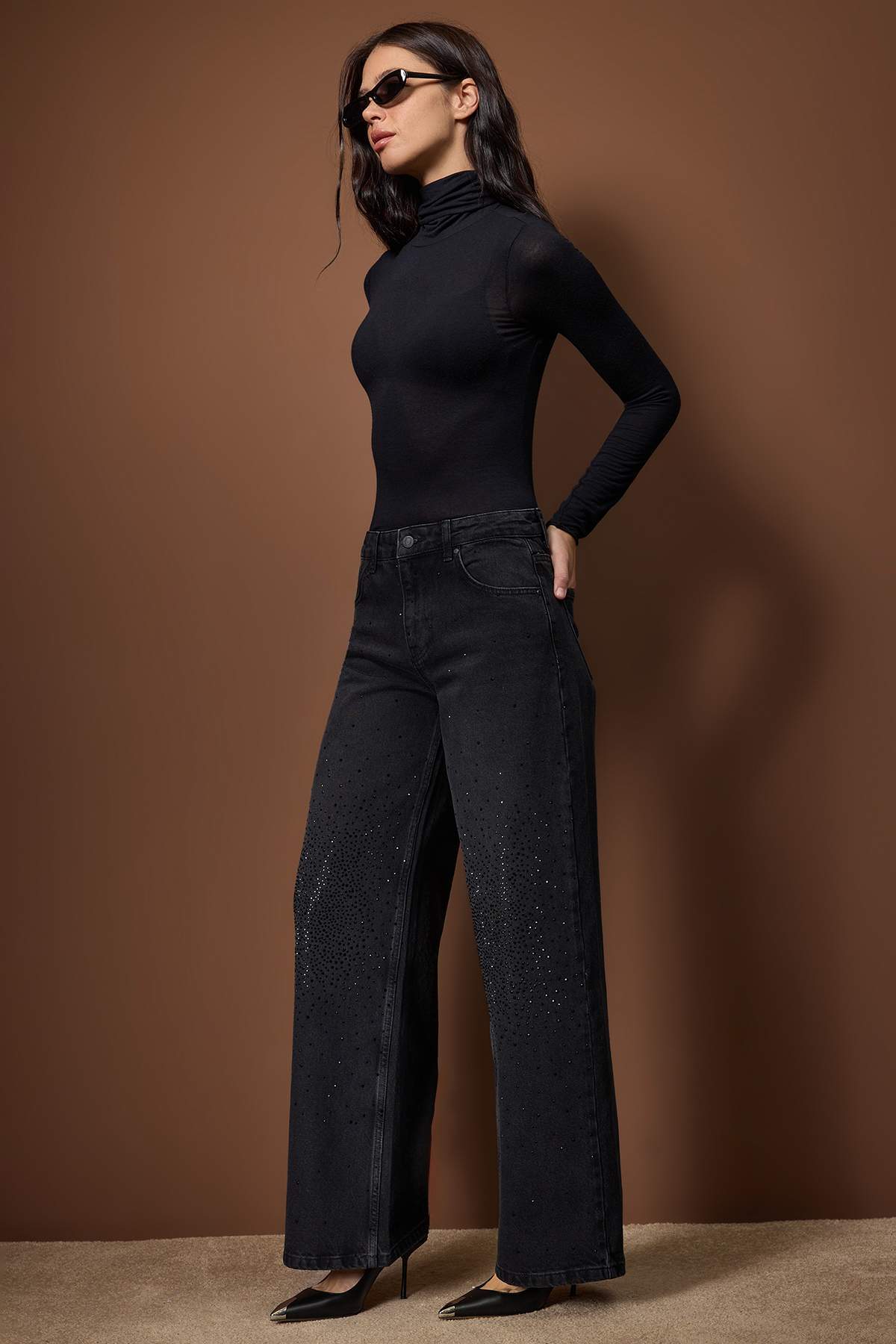 Siyah Taş Detaylı Normal Bel Wide Leg Jeans TWOAW26JE00284 Main image