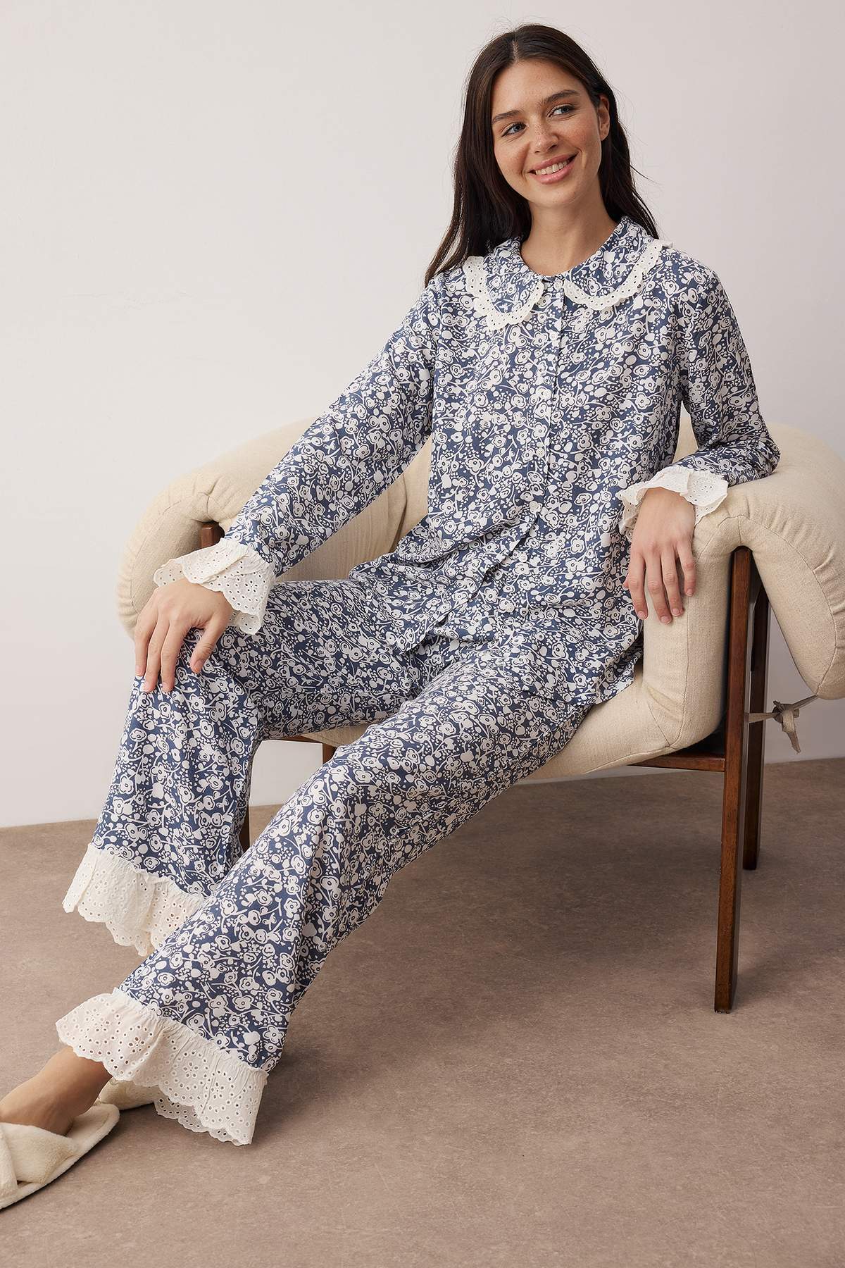Trendyolmilla Mavi Çiçekli Viskon Dokuma Pijama Takımı THMAW26PT00185 Main image