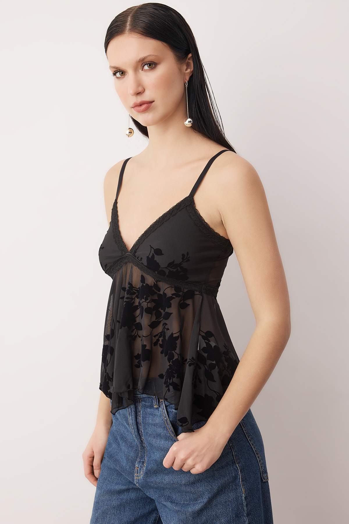 Siyah Çiçekli Volan Detaylı Tül Party Bluz TPRAW26BZ00056 Secondary image