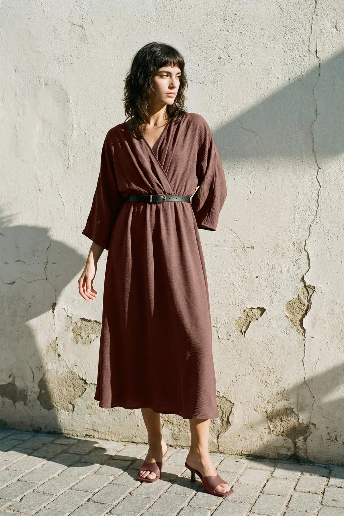 Trendyolmilla Kahverengi Kemerli A-line Kruvaze Yakalı Aerobin Boho Midi Dokuma Elbise TWOSS24EL00992