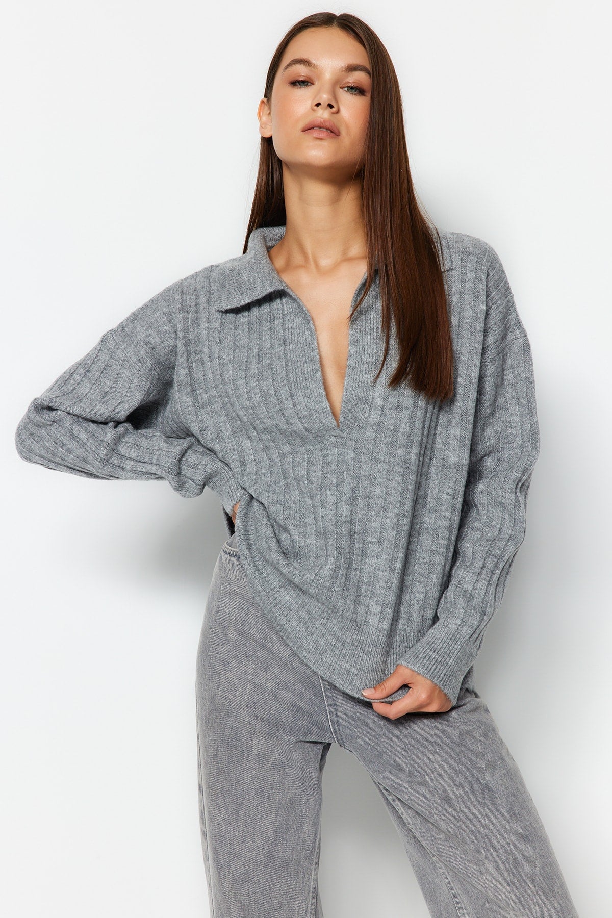 Trendyolmilla Gri Yumuşak Dokulu Polo Yaka Triko Kazak TWOAW24KZ00678 Main image
