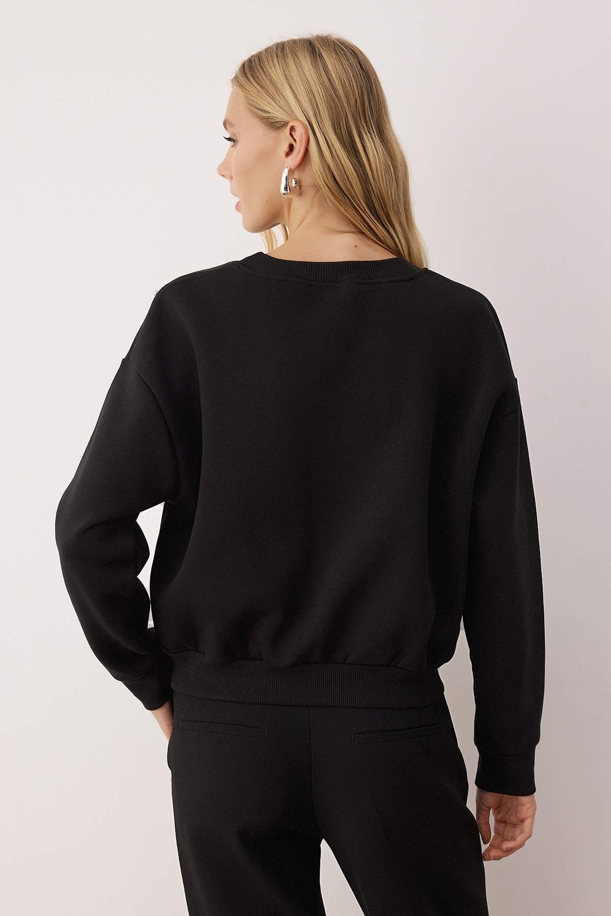 Trendyolmilla Siyah Taş Akseusar Detaylı Bisiklet Yaka Regular Crop Örme Sweatshirt TWOAW26SW00090