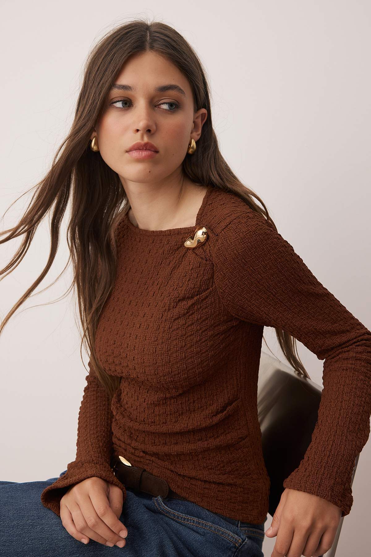 Trendyolmilla Kahverengi Fitted/Vücuda Oturan Aksesuar Detaylı Dokulu Uzun Kollu Esnek Örme Bluz TWOAW26BZ00134 Secondary image