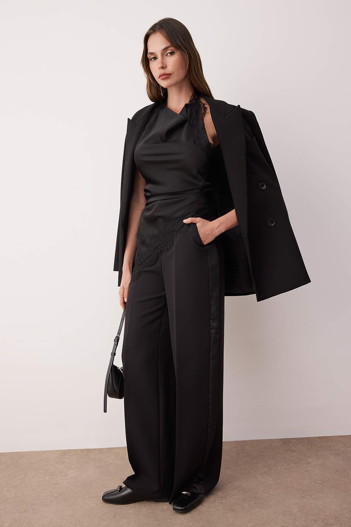 Siyah Yanda Saten Şerit Detaylı Wide Leg/Geniş Paça Pantolon TWOAW26PL00089