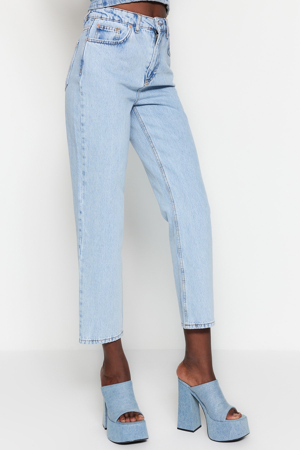 Trendyolmilla Mavi Yüksek Bel Düz Kesim Straight %100 Pamuk Non-Stretch Jeans TWOSS23JE00089