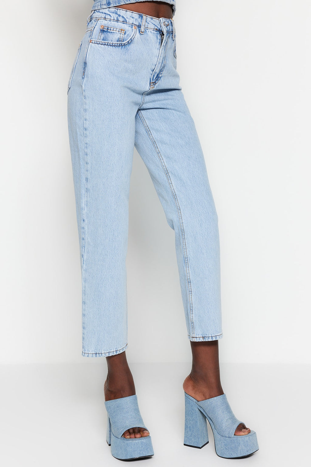 Trendyolmilla Açık Mavi Yüksek Bel Düz Kesim Straight %100 Pamuk Non-Stretch Jeans TWOSS23JE00089