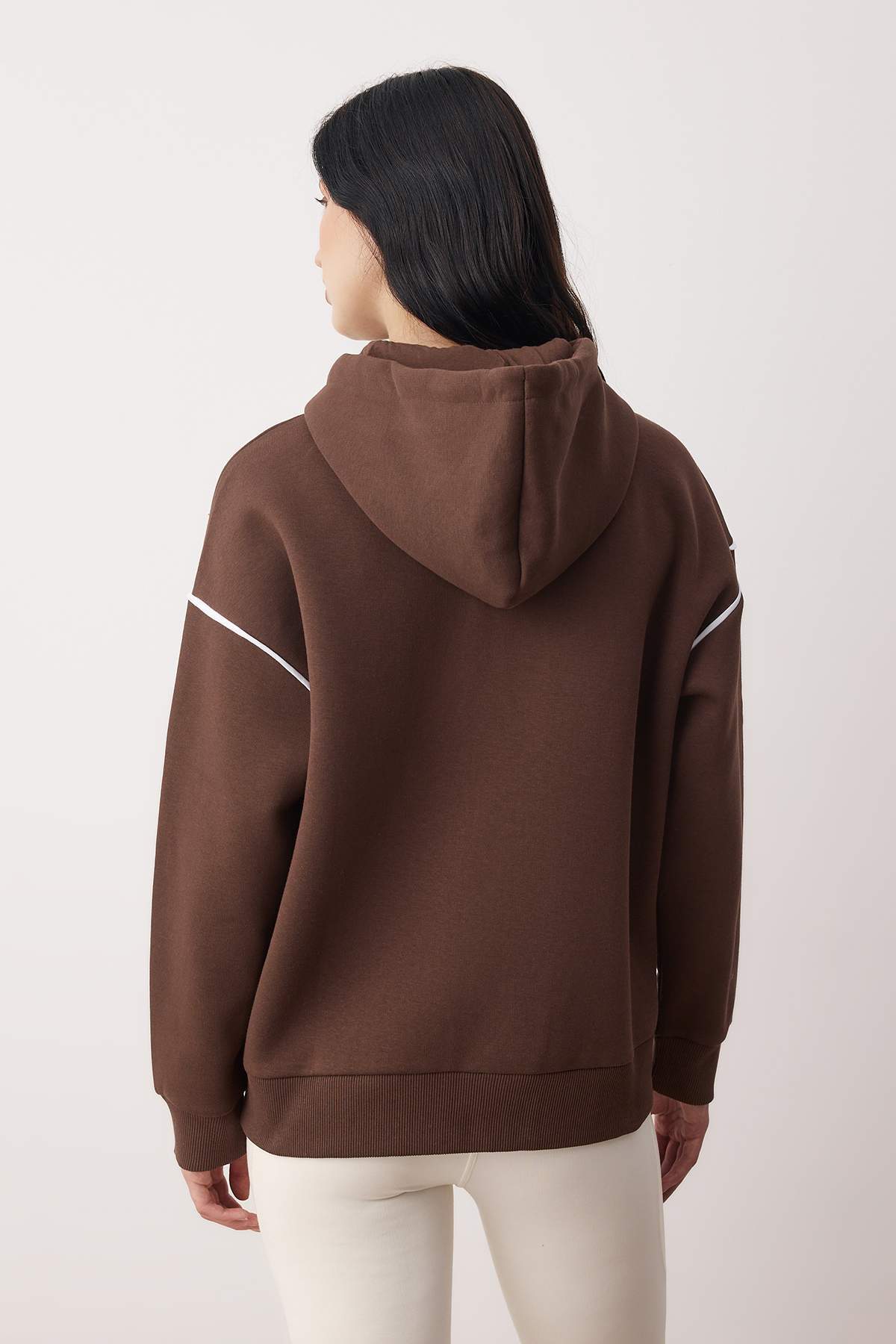 Trendyolmilla Lacivert Kapüşonlu ve Biye Detaylı Oversize/Geniş Kalıp Örme Sweatshirt TWOAW26SW00106