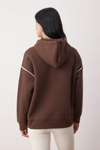 Trendyolmilla Ekru Kapüşonlu ve Biye Detaylı Oversize/Geniş Kalıp Örme Sweatshirt TWOAW26SW00106