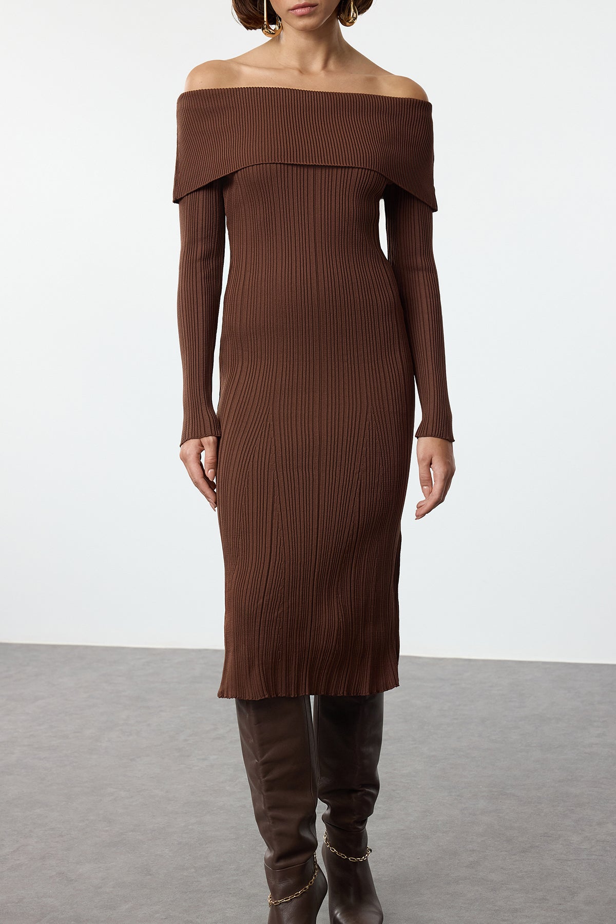 Trendyolmilla Kahverengi Midi Triko Basic Carmen Yaka Elbise TWOAW25EL00033