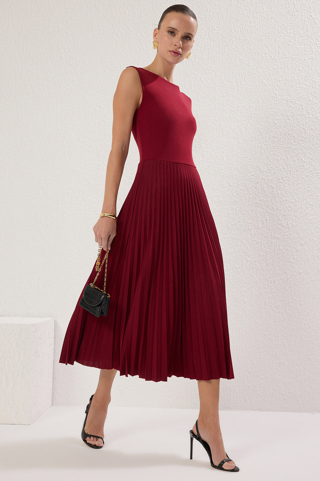 Trendyolmilla Bordo Piliseli Astarlı Kolsuz Esnek Örme Midi Elbise TWOSS24EL00785