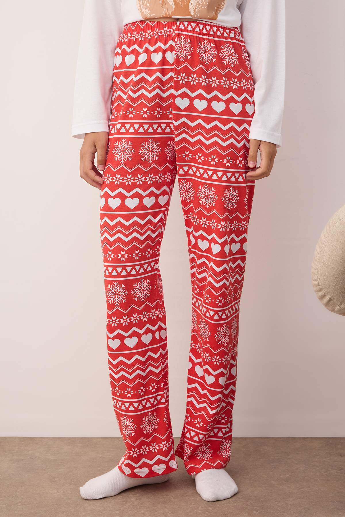 Trendyolmilla Kırmızı-Beyaz Ayıcıklı Kış Temalı Örme Pijama Takımı THMAW26PT00047