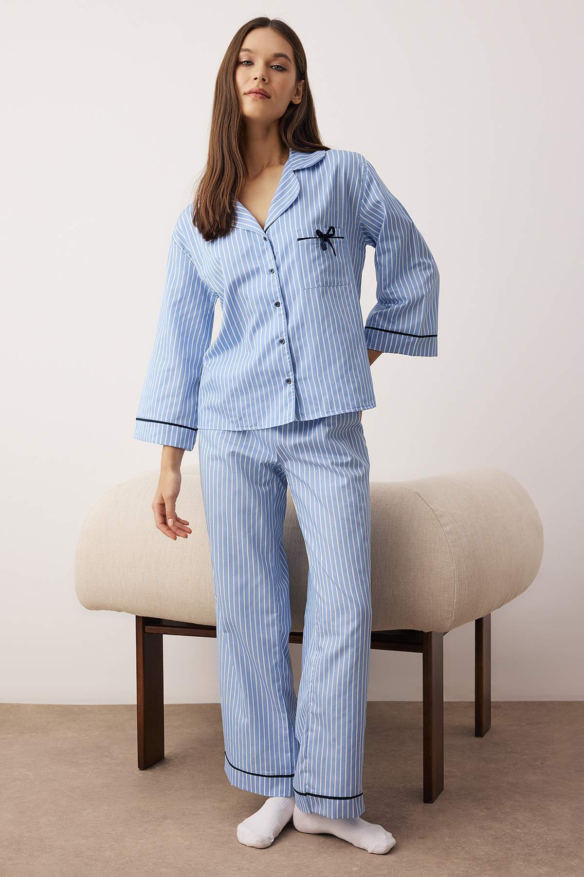 Trendyolmilla Mavi Çizgili Poplin Dokuma Pijama Takımı THMAW26PT00101 Secondary image