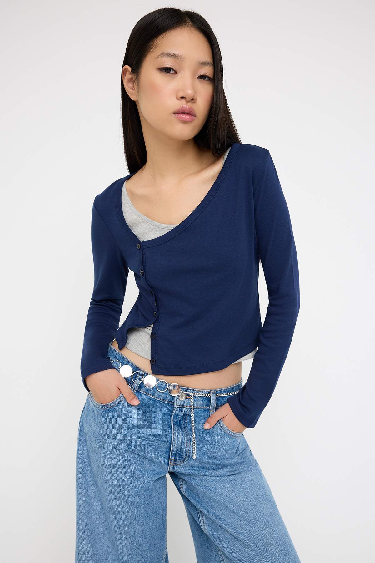 Trendyolmilla Lacivert-Gri 2'li Takım Asimetrik Yaka Düğmeli Vücuda Oturan Esnek Örme Bluz TWOAW26BZ00042 الصورة الرئيسية