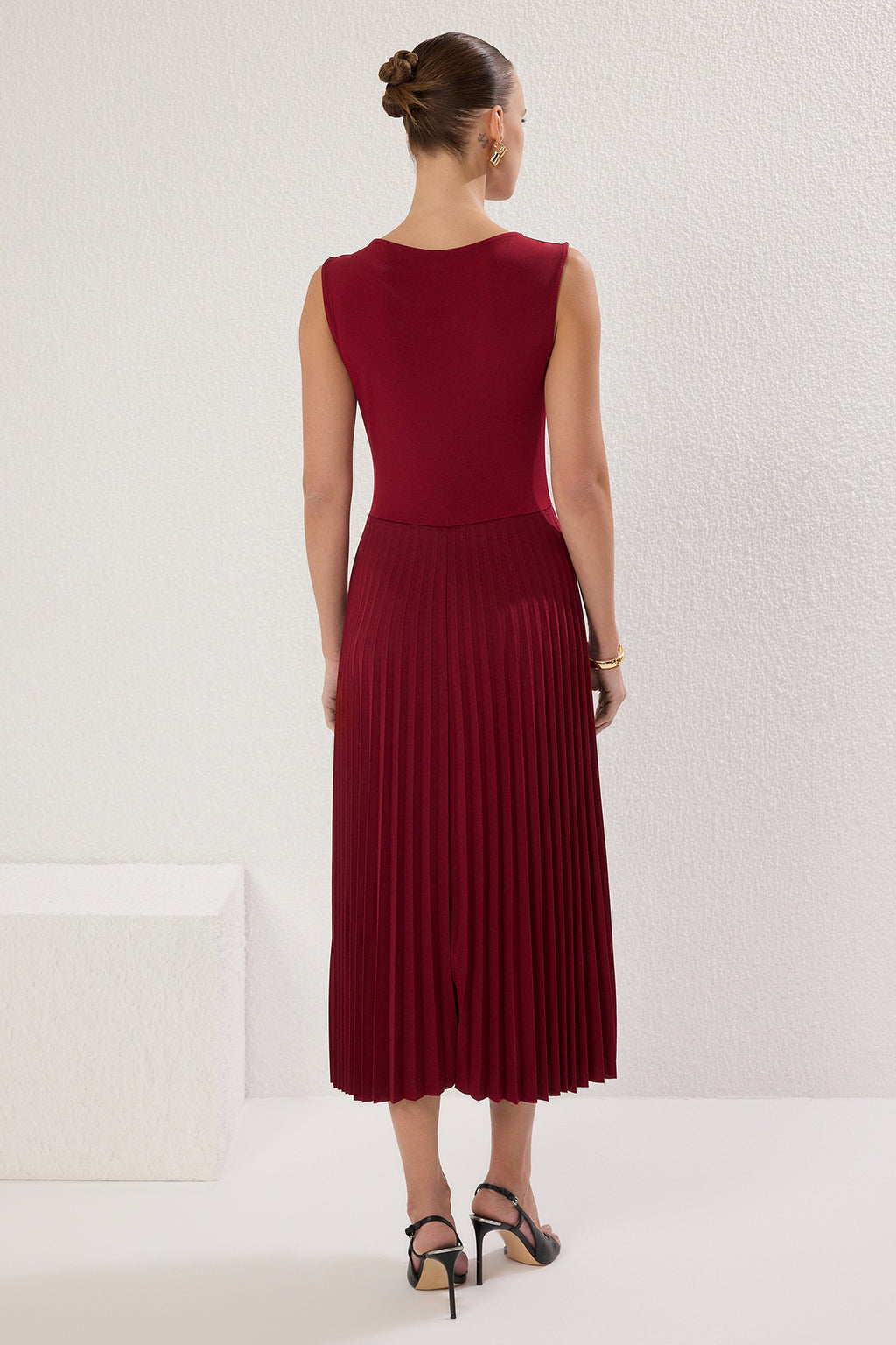 Trendyolmilla Bordo Piliseli Astarlı Kolsuz Esnek Örme Midi Elbise TWOSS24EL00785