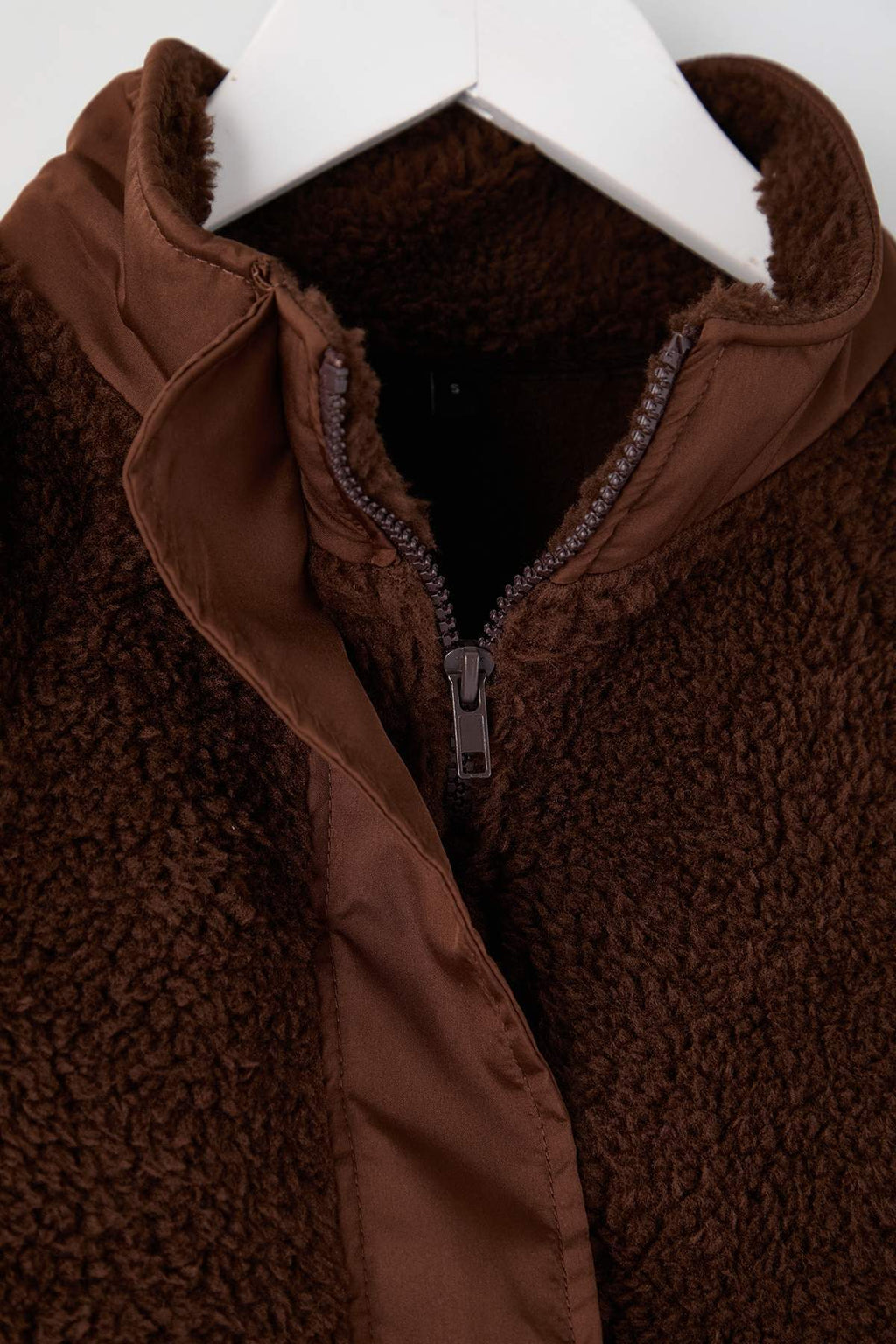 Trendyolmilla Koyu Kahverengi Peluş Regular/Normal Kalıp Dokuma Garnili Fermuarlı Örme Sweatshirt TWOAW25SW00139