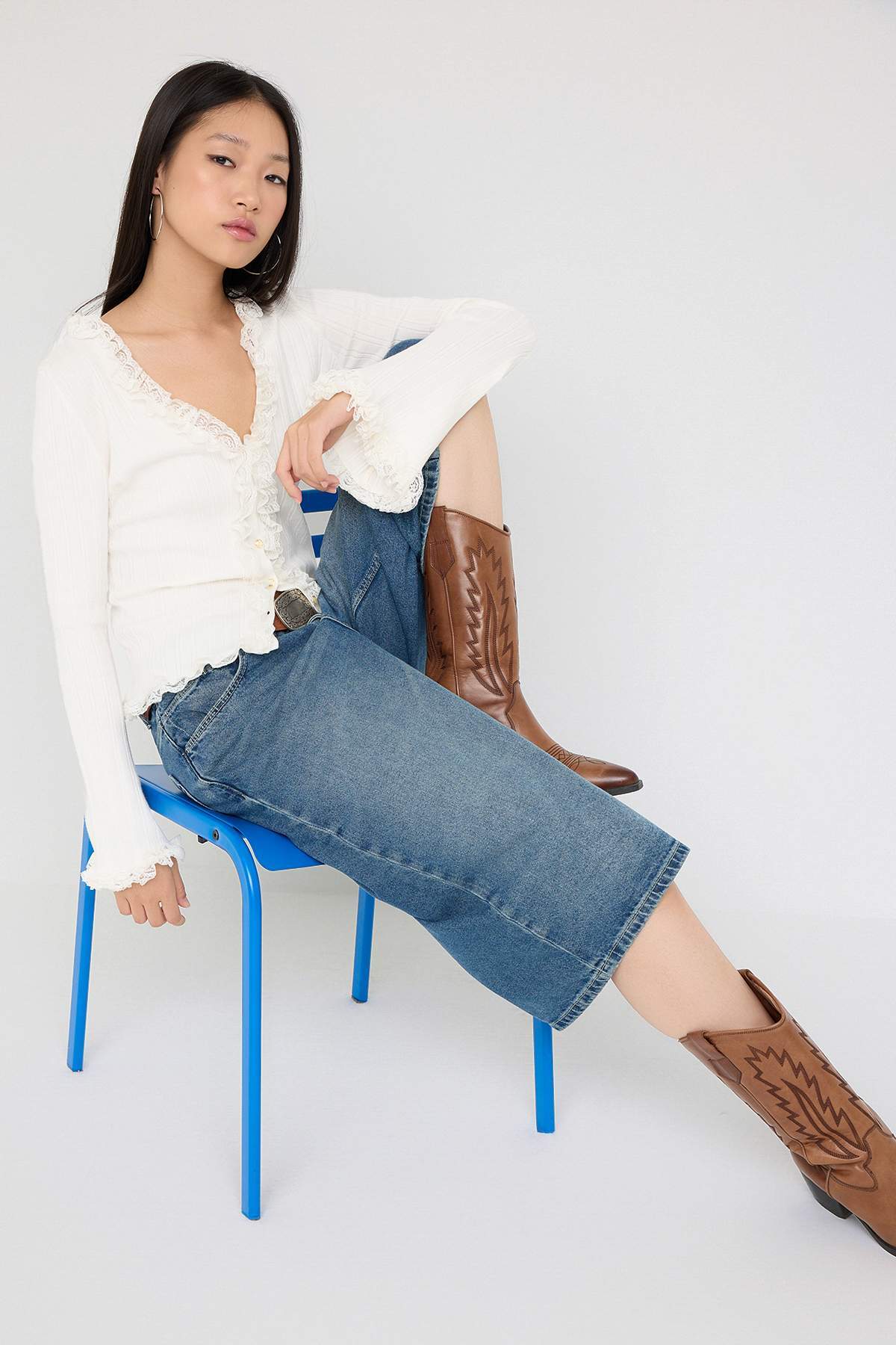 Trendyolmilla Teen Ekru V Yaka Dantel Garnili Premium/Özel İplikli Fitted/Vücuda Oturan Triko Hırka TWOAW26HI00098