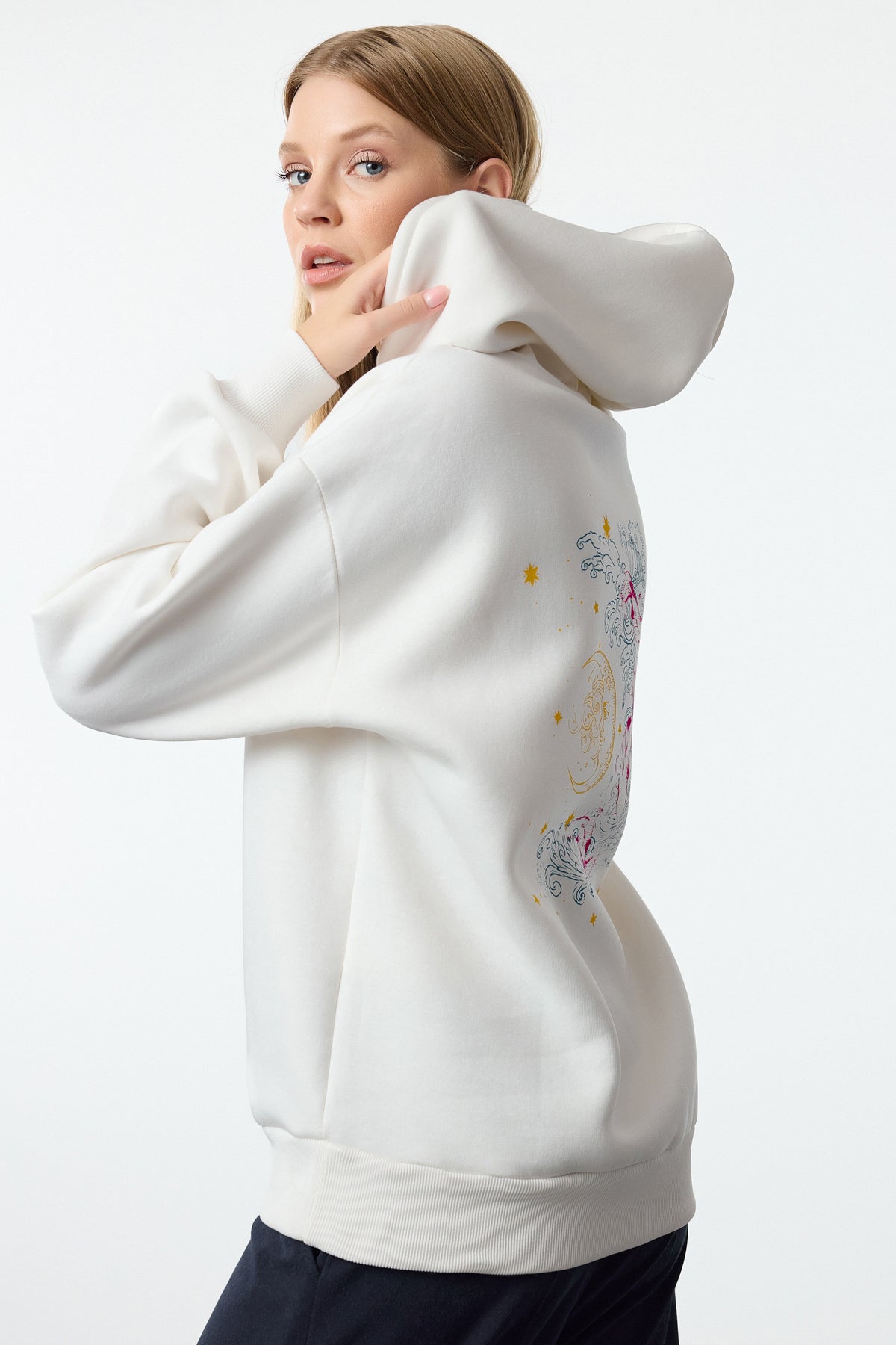 Trendyolmilla Ekru Kalın İçi Polarlı Kapüşonlu Baskılı Oversize/Geniş Kalıp Örme Sweatshirt TWOAW24SW00136 Main image