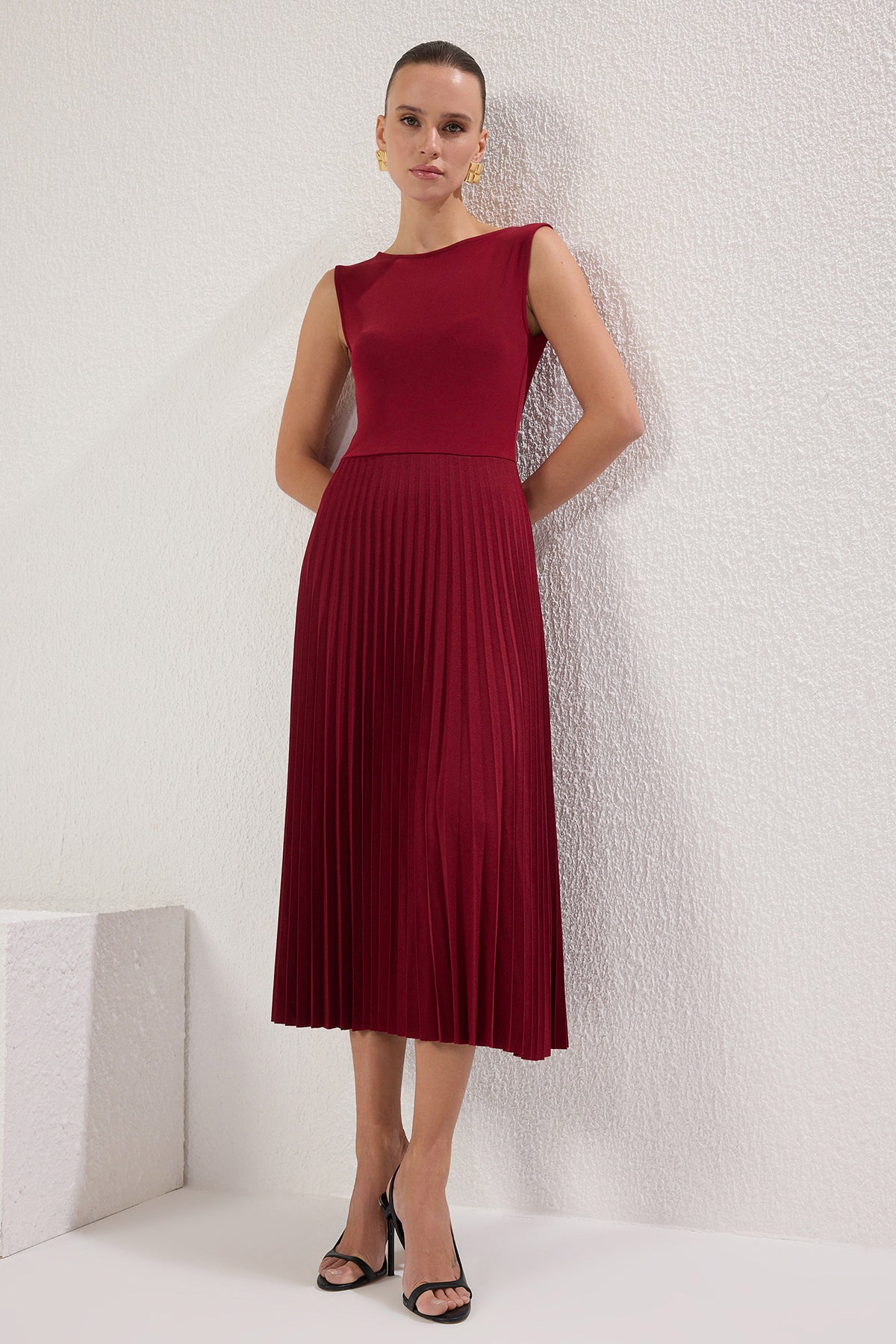 Trendyolmilla Bordo Piliseli Astarlı Kolsuz Esnek Örme Midi Elbise TWOSS24EL00785