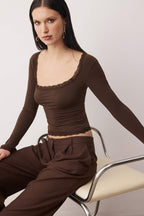 Trendyolmilla Koyu Kahverengi Dantel Detaylı Kare Yaka Örme Party Bluz TPRAW26BZ00045