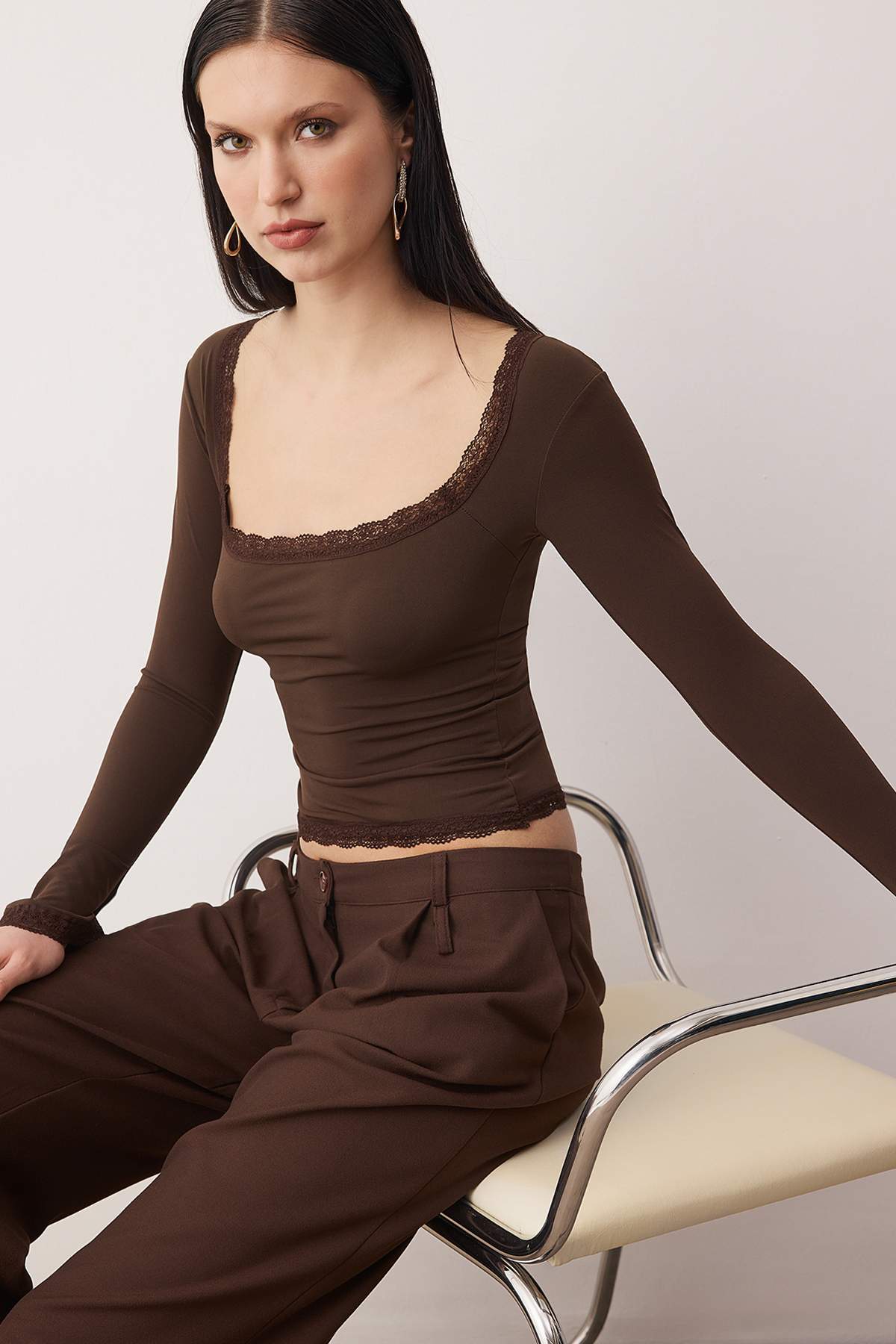 Trendyolmilla Koyu Kahverengi Dantel Detaylı Kare Yaka Örme Party Bluz TPRAW26BZ00045