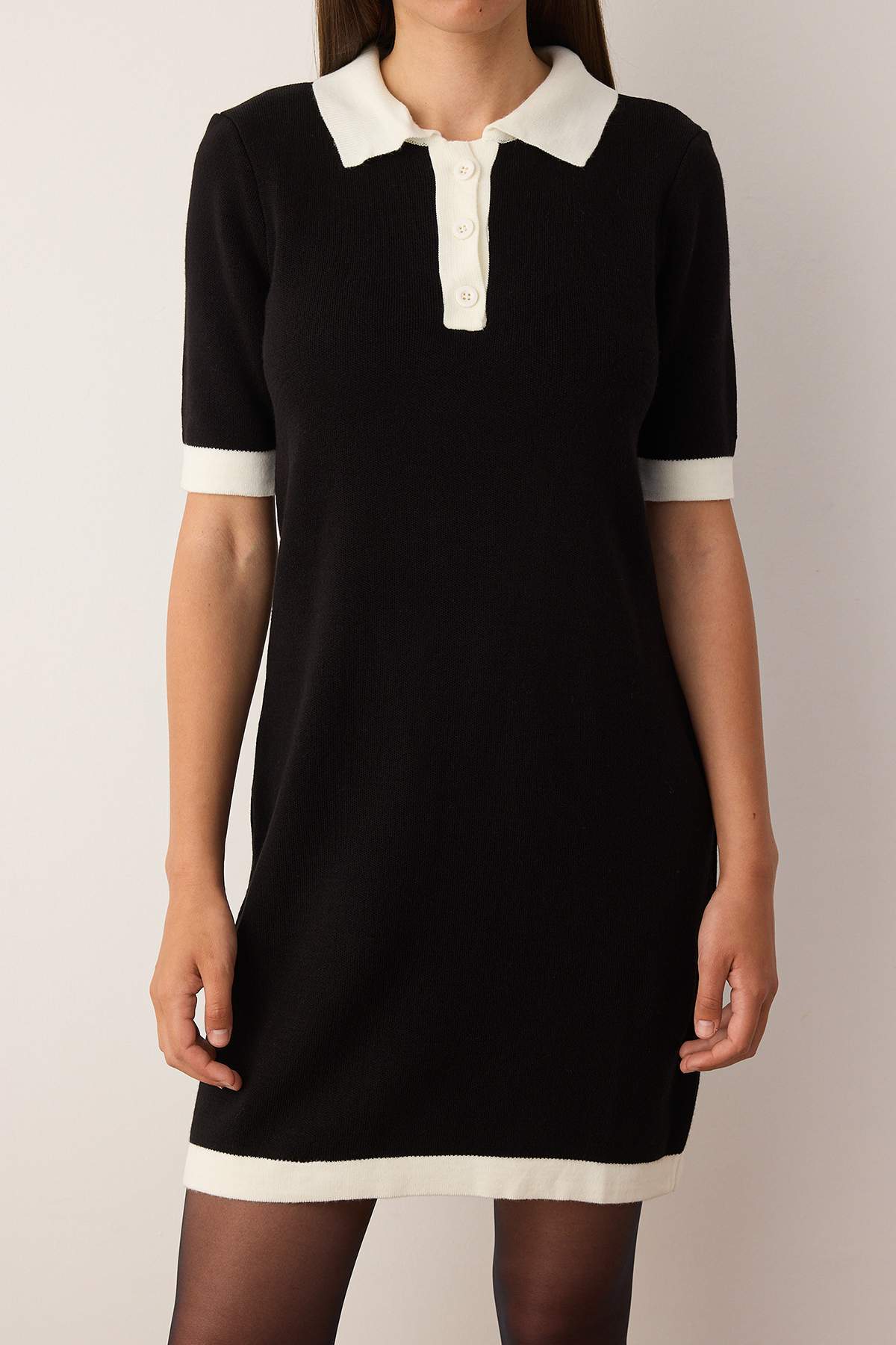 Trendyolmilla Siyah Renk Bloklu Kısa / Mini Polo Yaka Triko Elbise TWOAW26EL00105
