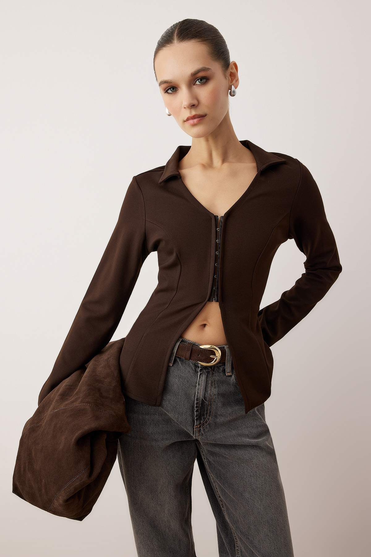 Trendyolmilla Kahverengi Polo Yaka Agraflı Ftited/Vücuda Oturan Esnek Örme Bluz TWOAW26BZ00038 Main image