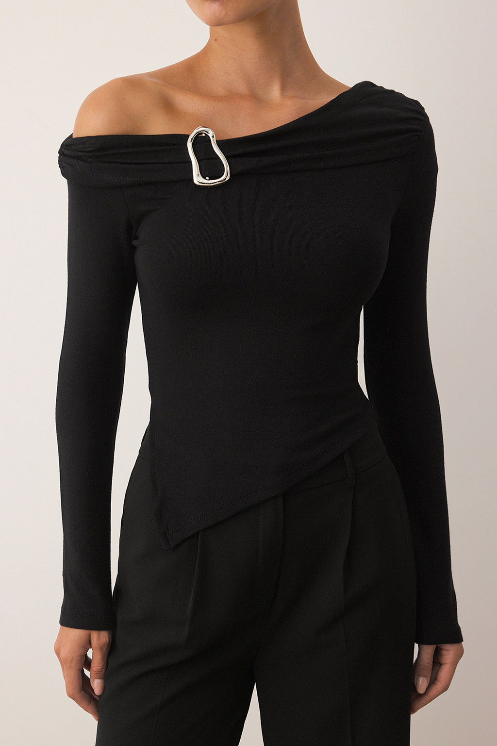 Trendyolmilla Mürdüm Asimetrik Yaka Aksesuar Detaylı Fitted Açık Omuzlu Örme Bluz TWOAW26BZ00121