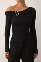Trendyolmilla Mürdüm Asimetrik Yaka Aksesuar Detaylı Fitted Açık Omuzlu Örme Bluz TWOAW26BZ00121