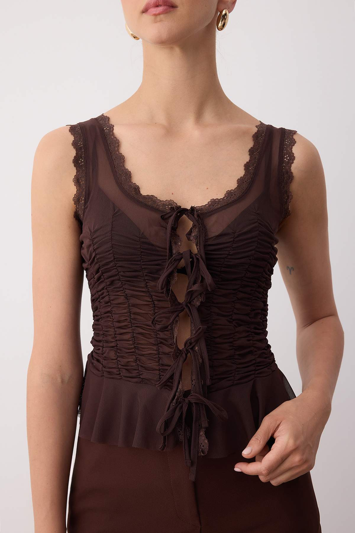 Trendyolmilla Siyah Astarsız Tül Dantel Şeritli Büzgü Detaylı Tül Party Bluz TPRSS25BZ00052