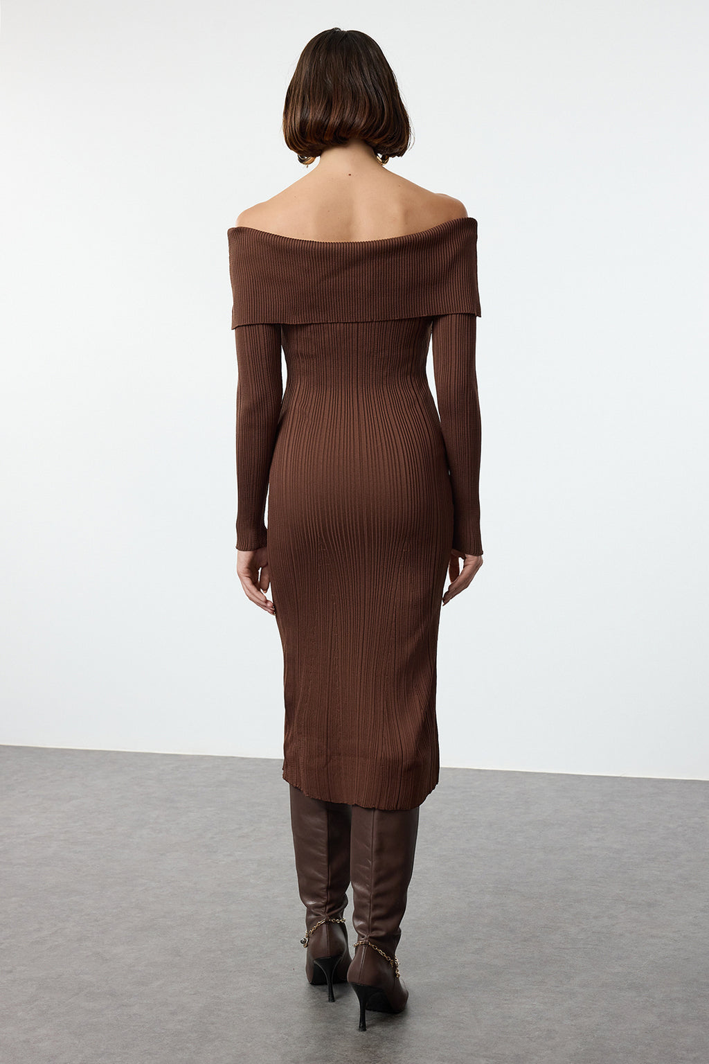 Trendyolmilla Kahverengi Midi Triko Basic Carmen Yaka Elbise TWOAW25EL00033