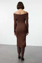 Trendyolmilla Kahverengi Midi Triko Basic Carmen Yaka Elbise TWOAW25EL00033