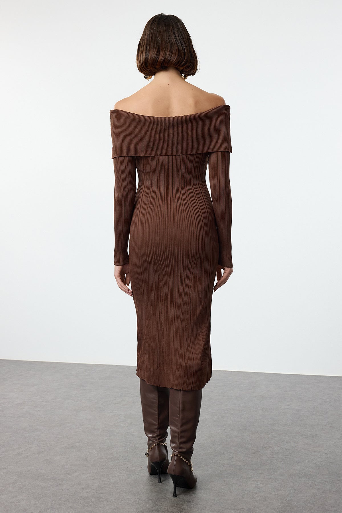 Trendyolmilla Kahverengi Midi Triko Basic Carmen Yaka Elbise TWOAW25EL00033