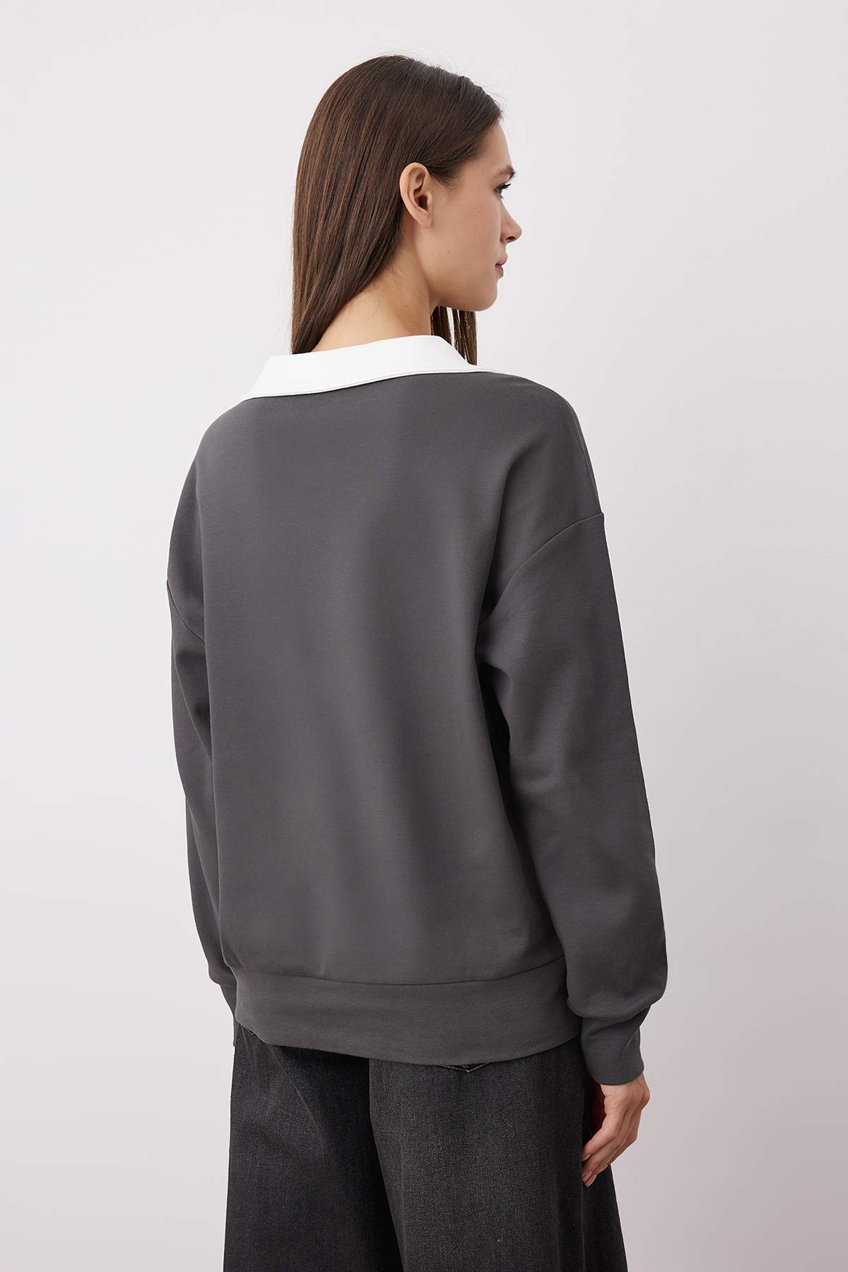 Trendyolmilla Ekru Renk Bloklu Polo Yaka Relaxed/Rahat Kalıp Örme Sweatshirt TWOAW26SW00043